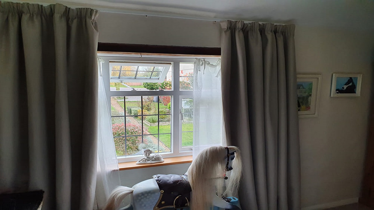 How Dust and Sound-Resistant Curtains Elevate Your Lounge Charm